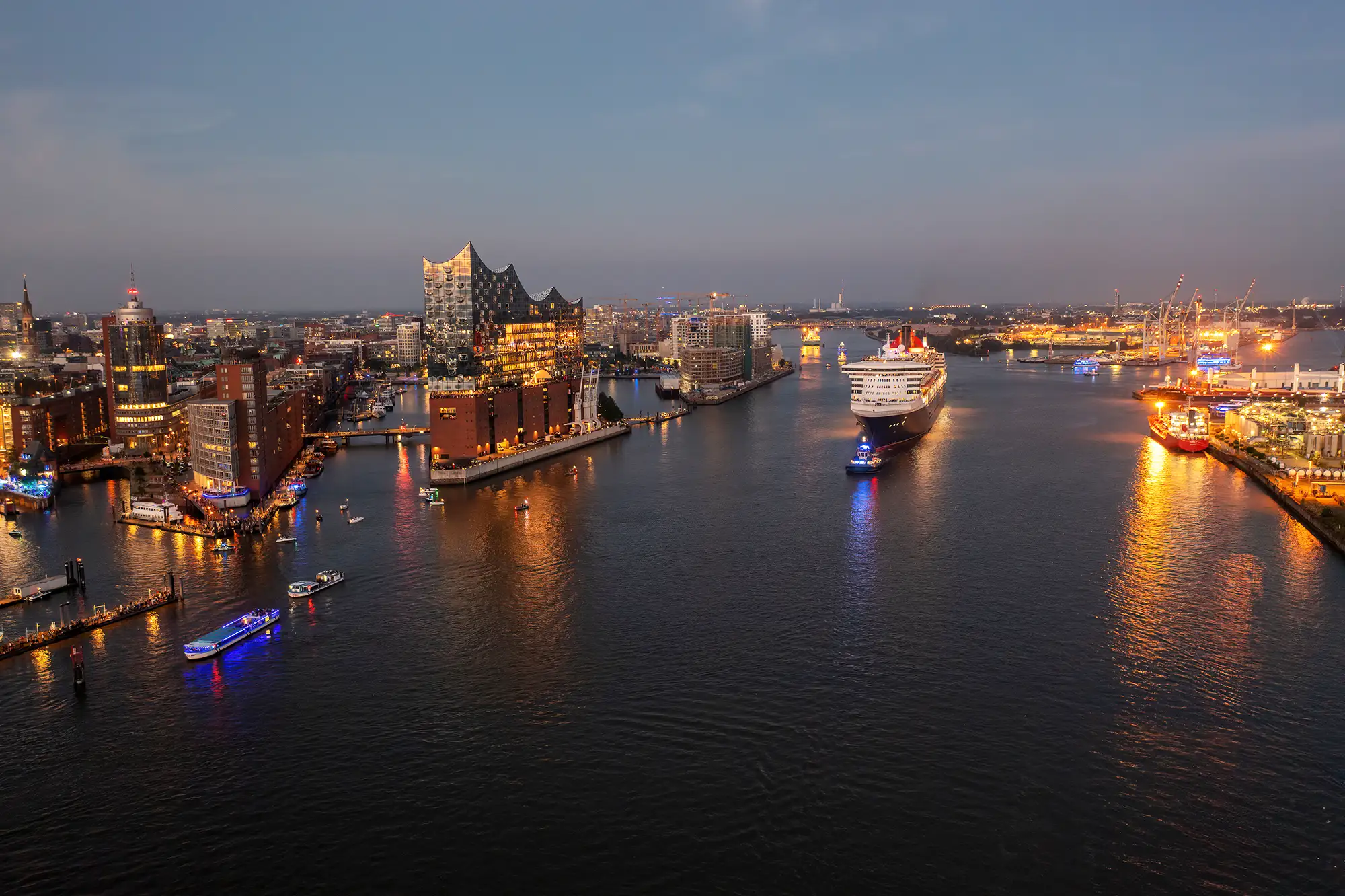 Kreuzfahrt startet ab Anleger Hamburg HafenCity