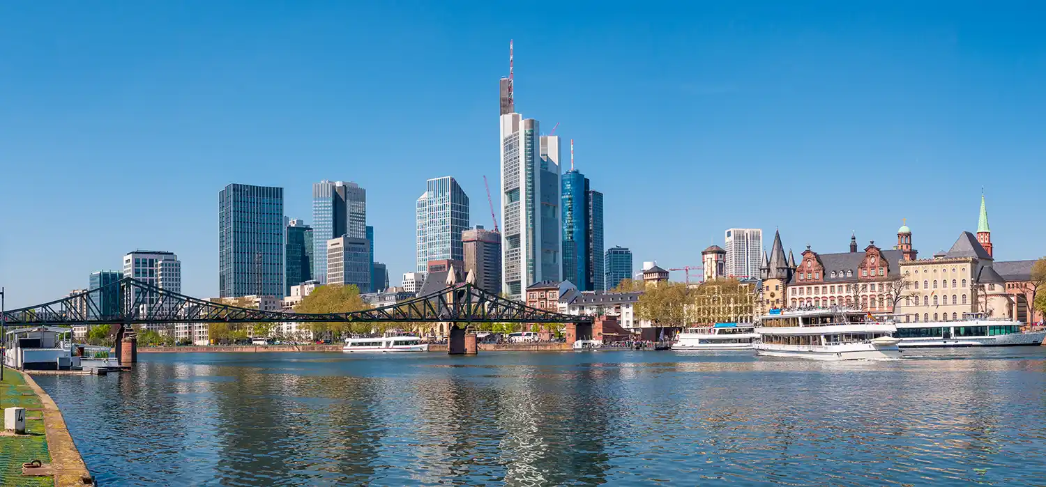 Der Hafen Frankfurt am Main - viele Ausflugs- und Kreuzfahrtschiffe