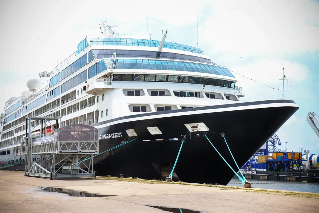 Kreuzfahrtschiff am Hafen IJmuiden