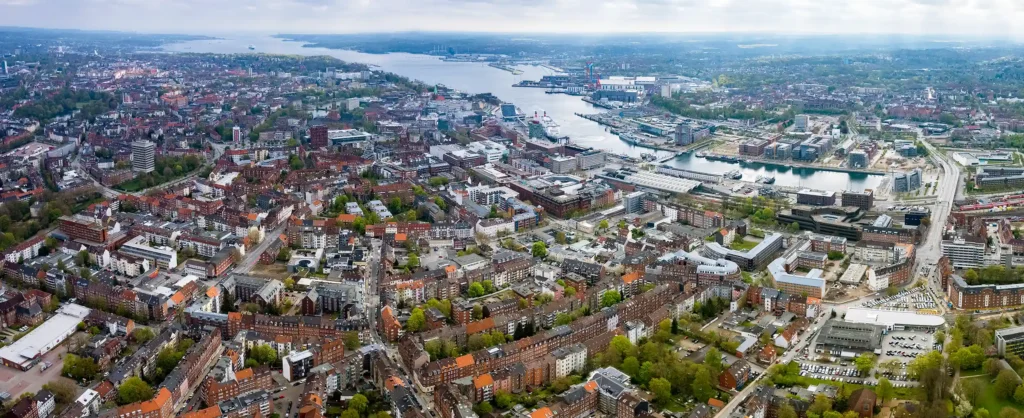 Luftbild des Kieler Hafens. Wenn Sie sich nicht auskennen - reservieren Sie unbedingt einen Parkplatz vor Ihrer Kreuzfahrt.
