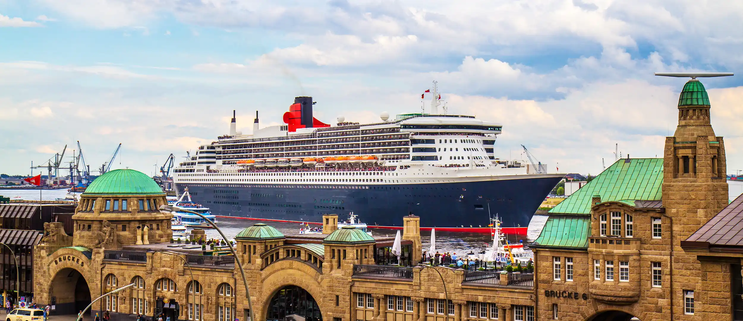 Großes Kreuzfahrtschiff fährt an den Hamburger Landungsbrücken vorbei - Hafen Parken
