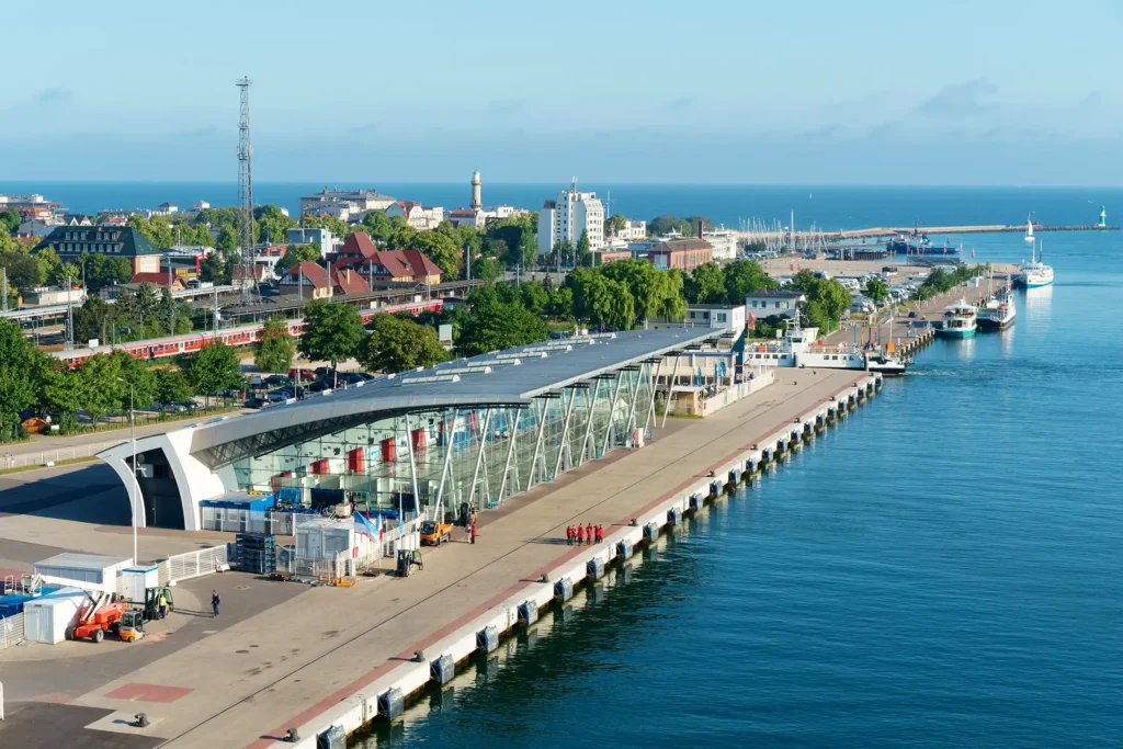 Luftbild vom Kreuzfahrtterminal P7 in Warnemünde - Hafen-Parken