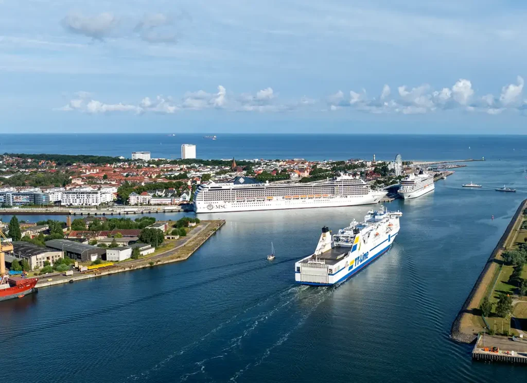 Kreuzfahrtschiffe belegen im Hafen Warnemünde die Liegeplätze P7 und P8 und die meisten Reisenden benötigen einen Parkplatz.