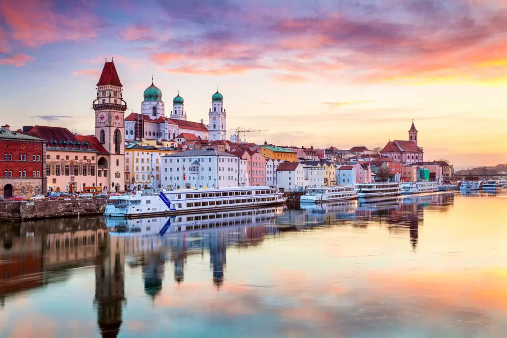 Kreuzfahrtschiffe am Anleger Passau Altstadt im Sonnenuntergang. Hafen-Parken wünscht eine gute Nacht und gute Reise!