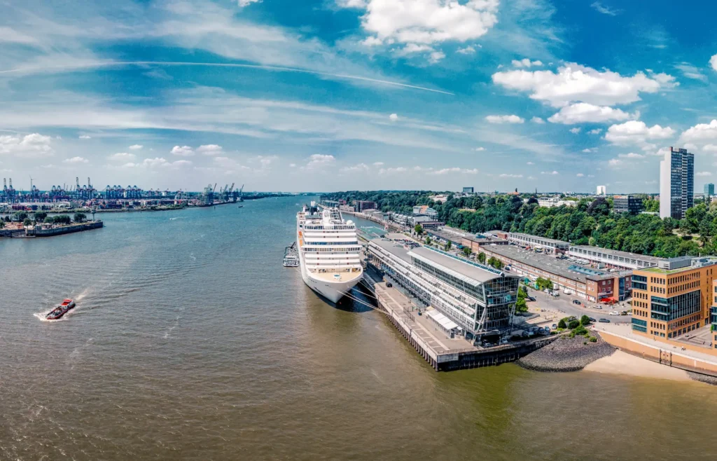 Luftbild vom Hafen Hamburg: Kreuzfahrtschiff am Anleger Altona - hier sollten Sie vor der Reise unbedingt einen bewachten Parkplatz reservieren
