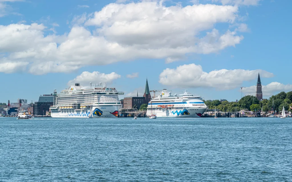 Kiel Hafen-Parken - Aida-Kreuzfahrtschiffe vor der Abfahrt