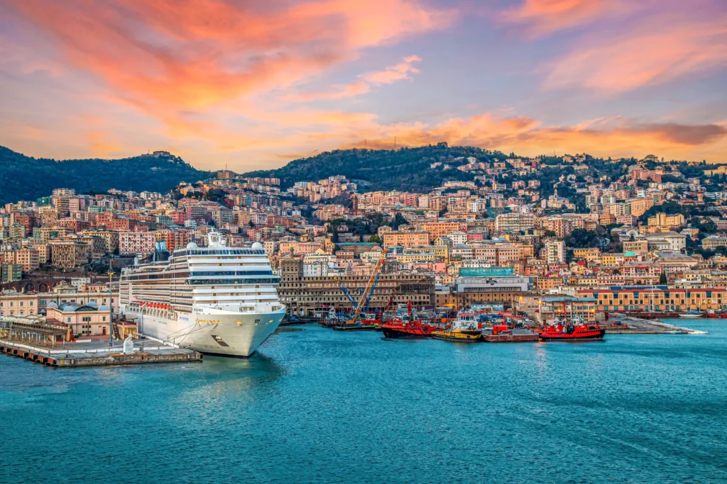 Kreuzfahrtschiff im Hafen Genua im Abendlicht. Einfach via Hafen-Parken einen Parkplatz reservieren.