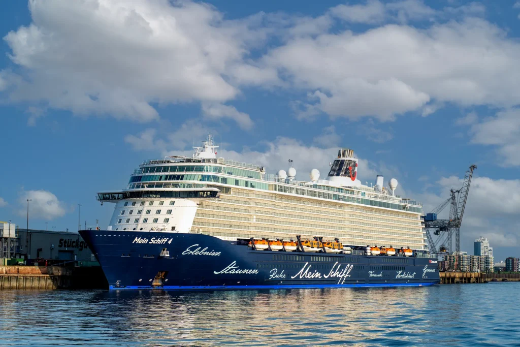 Mein Schiff 4 am Kreuzfahrtterminal Bremerhaven - spontan findet man hier leider im Regelfall keinen Parkplatz.