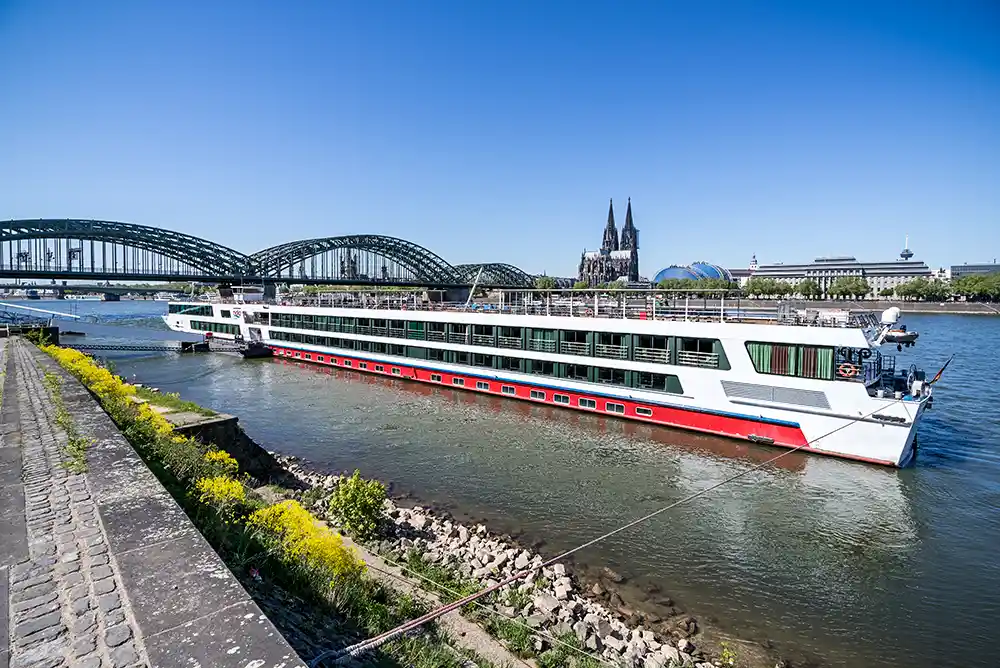 Kreuzfahrtschiff am Anleger Köln - im Hintergrund der berühmte Dom | Hafen-Parken