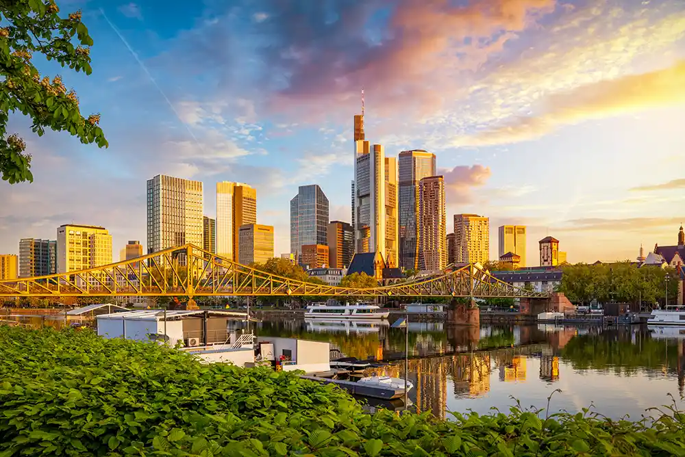 Kreuzfahrtschiffe an den Anlegern in Frankfurt - Hafen-Parken