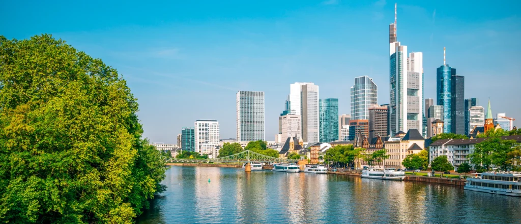 Schiffe für Kreuzfahrten und Ausflüge im Hafen von Frankfurt am Main - im Hintergrund die Skyline