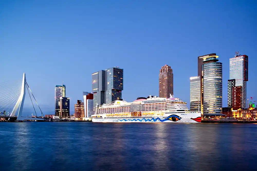 Aida Kreuzfahrtschiff in Rotterdam im Abendlicht - Hafen Parken