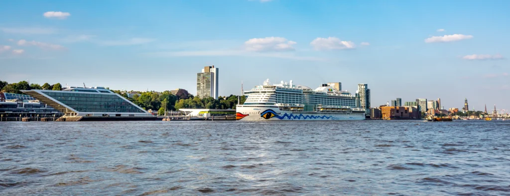 AIDA am Anleger Hamburg Altona. Im Hintergrund die Innenstadt mit dem Michel.