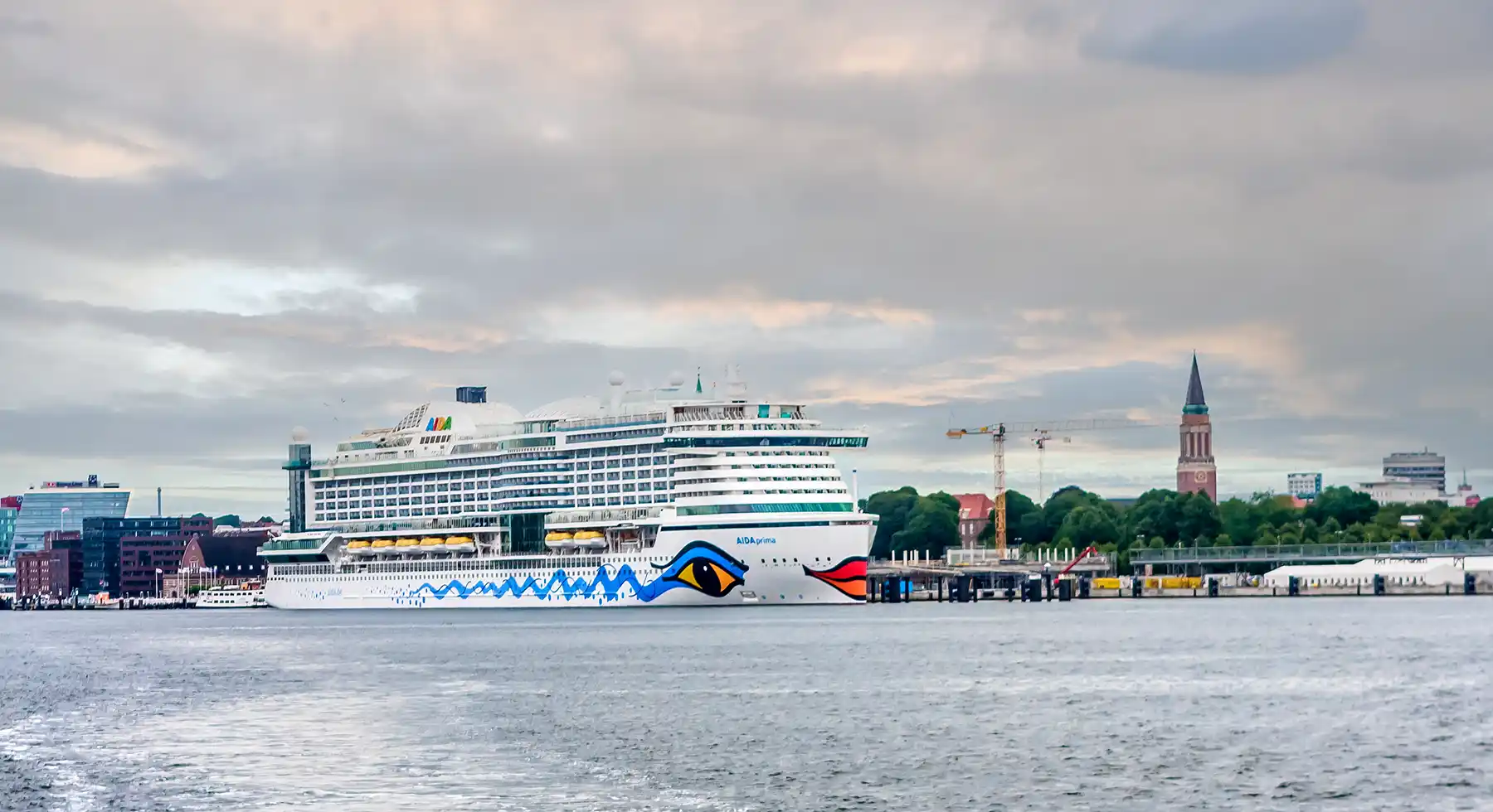 AIDA prima am Cruise Terminal Ostseekai in Kiel